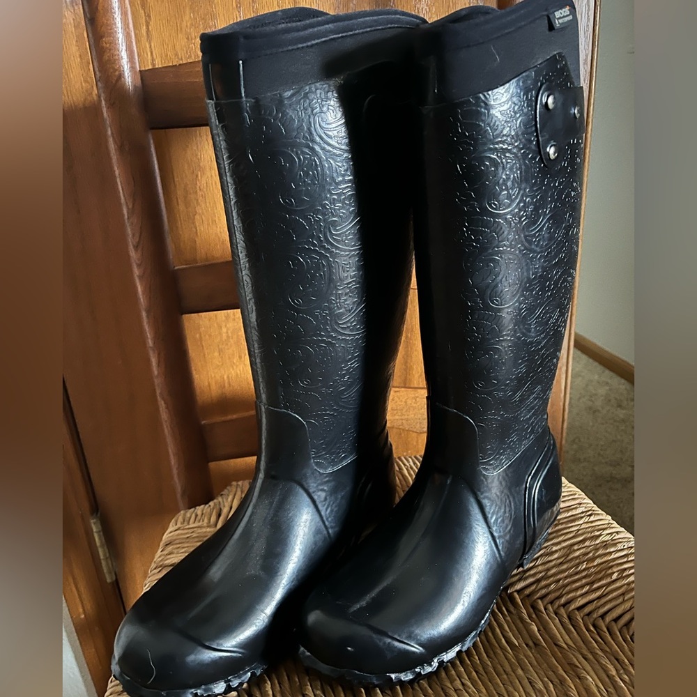 NWT Rider Emboss Bogs Boots-Black-Women’s Size 8-Beautiful Paisley Detailing